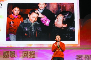 在昨天的第八屆深圳關(guān)愛行動啟動儀式上，孫影飽含深情地講述了她四年多來走過的心路歷程。深圳商報記者 范國瑞 攝