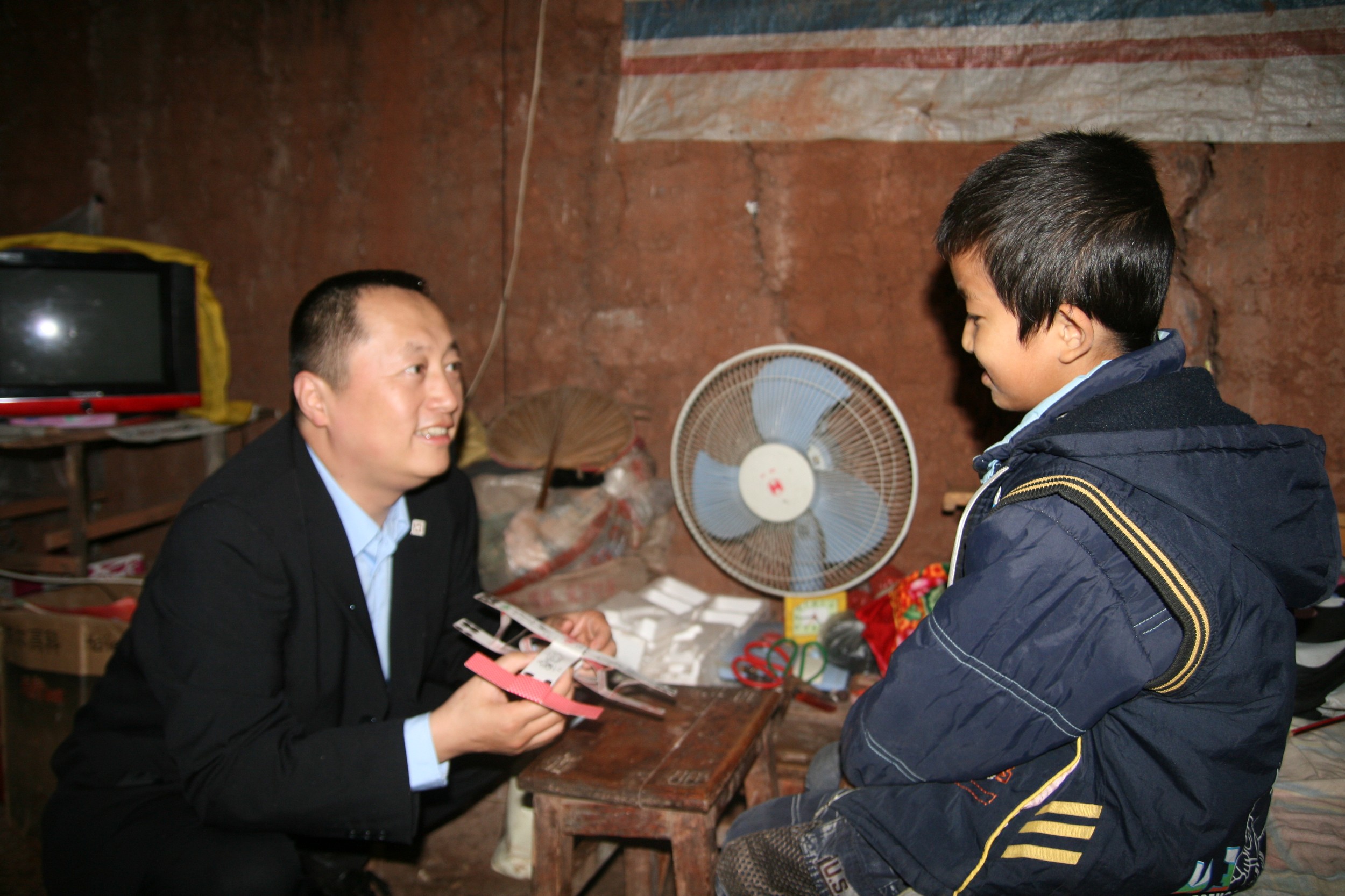 愛佑童心,萬科總裁郁亮和四川先心病兒童劉洪銀.jpg 愛佑童心,萬科總裁郁亮和四川先心病兒童劉洪銀.jpg